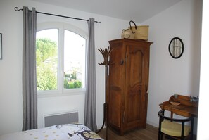 Standard Double Room, Non Smoking, Hill View | Living area