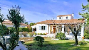 Front of property - Chambre d'hôtes Les Coronilles (Saint-Maximin-la-Sainte-Baume)