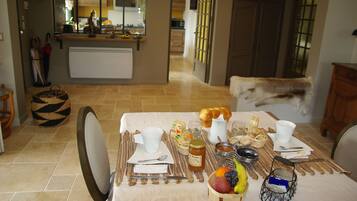 Sudah termasuk sarapan ala kontinental setiap hari