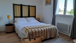 Standard Double Room, Non Smoking, Hill View - Chambre d'hôtes Les Coronilles (Saint-Maximin-la-Sainte-Baume)