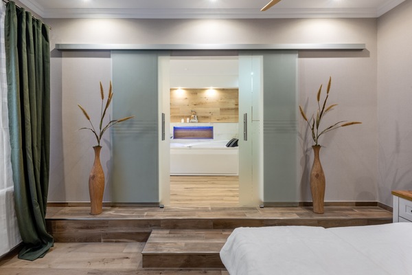 Deluxe Studio Suite | Individually decorated, individually furnished, desk, laptop workspace