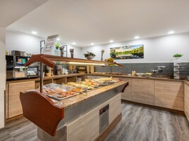 每日供应自助式早餐（每人 EUR 7.00）