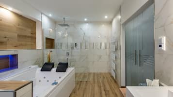 Deluxe-Studiosuite | Badezimmer | Kostenlose Toilettenartikel, Haartrockner, Handtücher, Seife