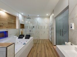 Deluxe Studio Suite | Bathroom | Free toiletries, hair dryer, towels, soap