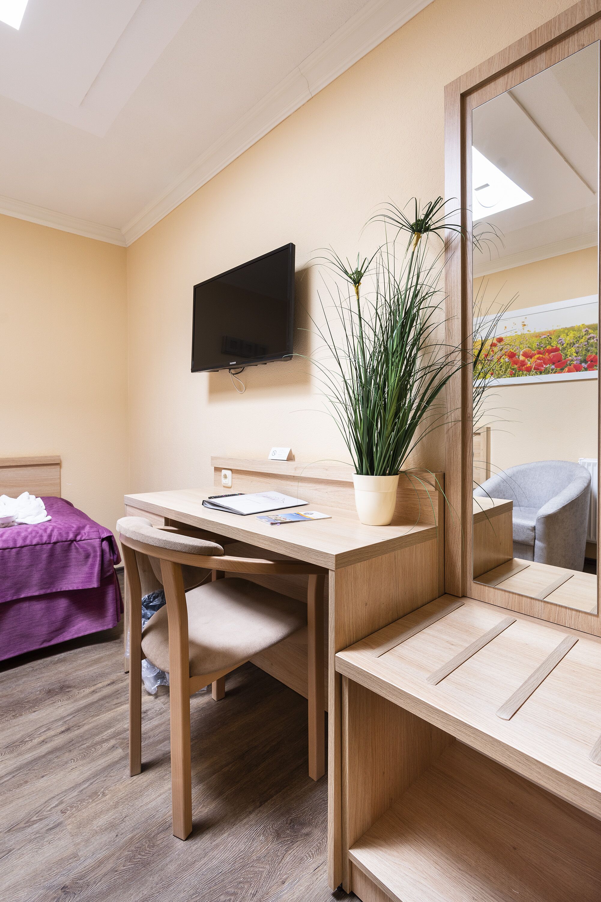 single room | individually decorated, individually furnished, desk, laptop workspace