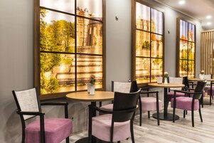 Café da manhã com buffet todos os dias mediante uma taxa