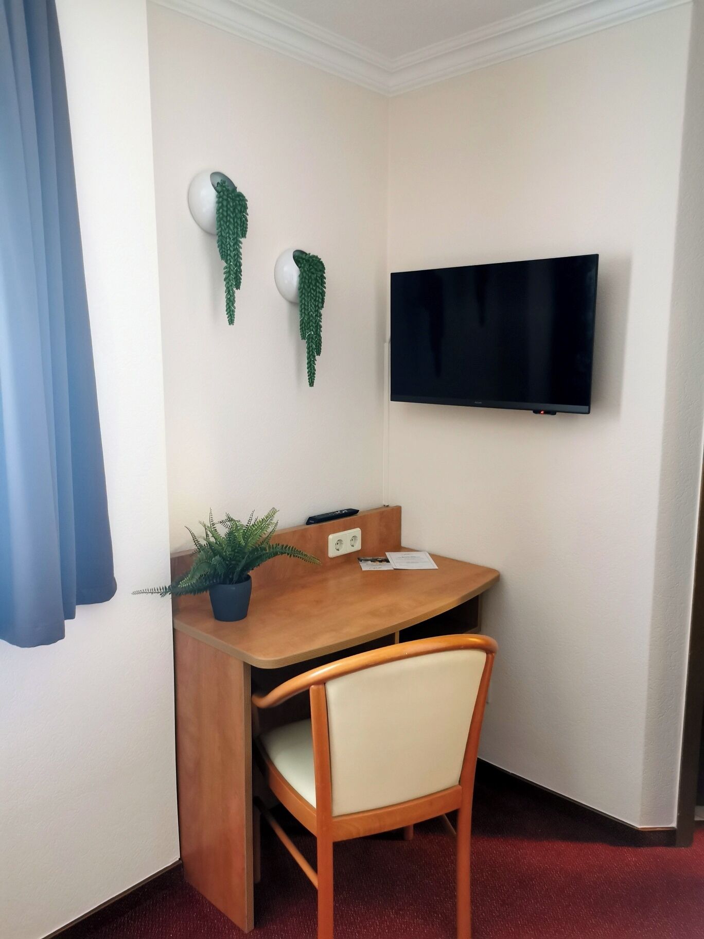 single room | individually decorated, individually furnished, desk, laptop workspace