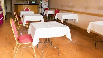 Café da manhã, almoço e jantar; local e internacional