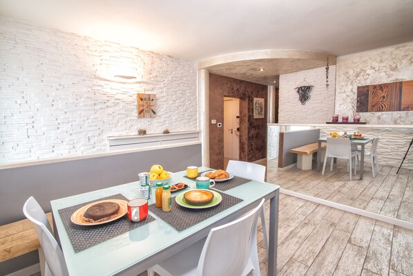 Petit déjeuner en libre-service compris tous les jours