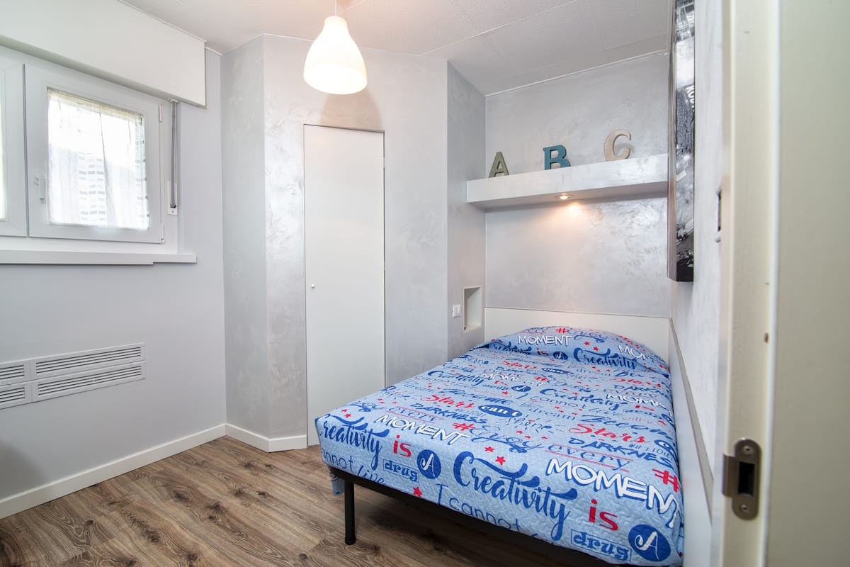 Single Room, Shared Bathroom | Free WiFi, bed sheets