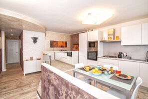 Free daily self-serve breakfast - Da Chris e Lisa 022205-AT-296296 (Trento)