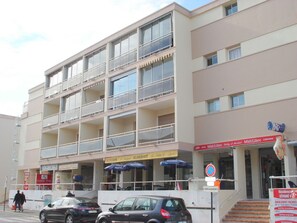Exterior - Apartment in Balaruc-les-Bains near pond and spa with loggia, pets allowed (Balaruc-les-Bains)
