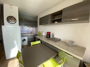 Réfrigérateur, micro-ondes, cafetière/bouilloire, grille-pain