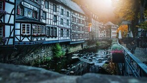 A traditional half-timbered building with a sign for 'Balthäuser Zum Goller'. - besttime Hotel Monschau (Monschau)