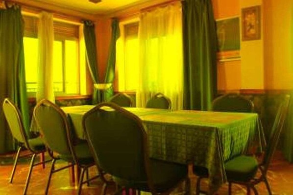 S'hi serveixen esmorzars, dinars i plats de cuina local i internacional