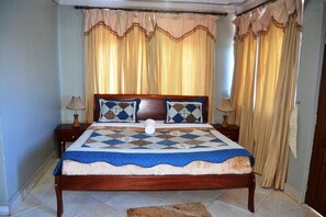 Habitación doble | Escritorio, espacio para trabajar con un portátil, cortinas opacas