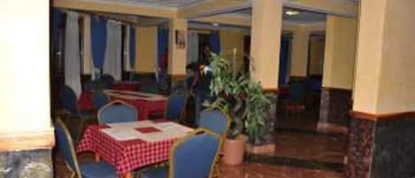 Breakfast, lunch, dinner served; local and international cuisine
