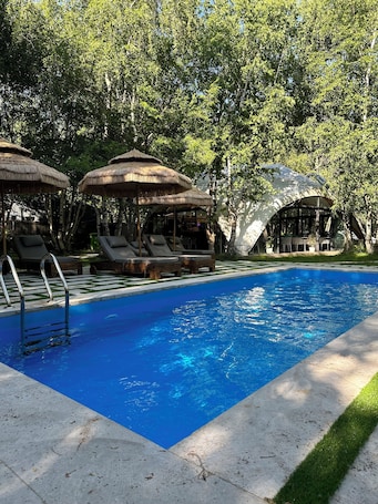Una piscina al aire libre