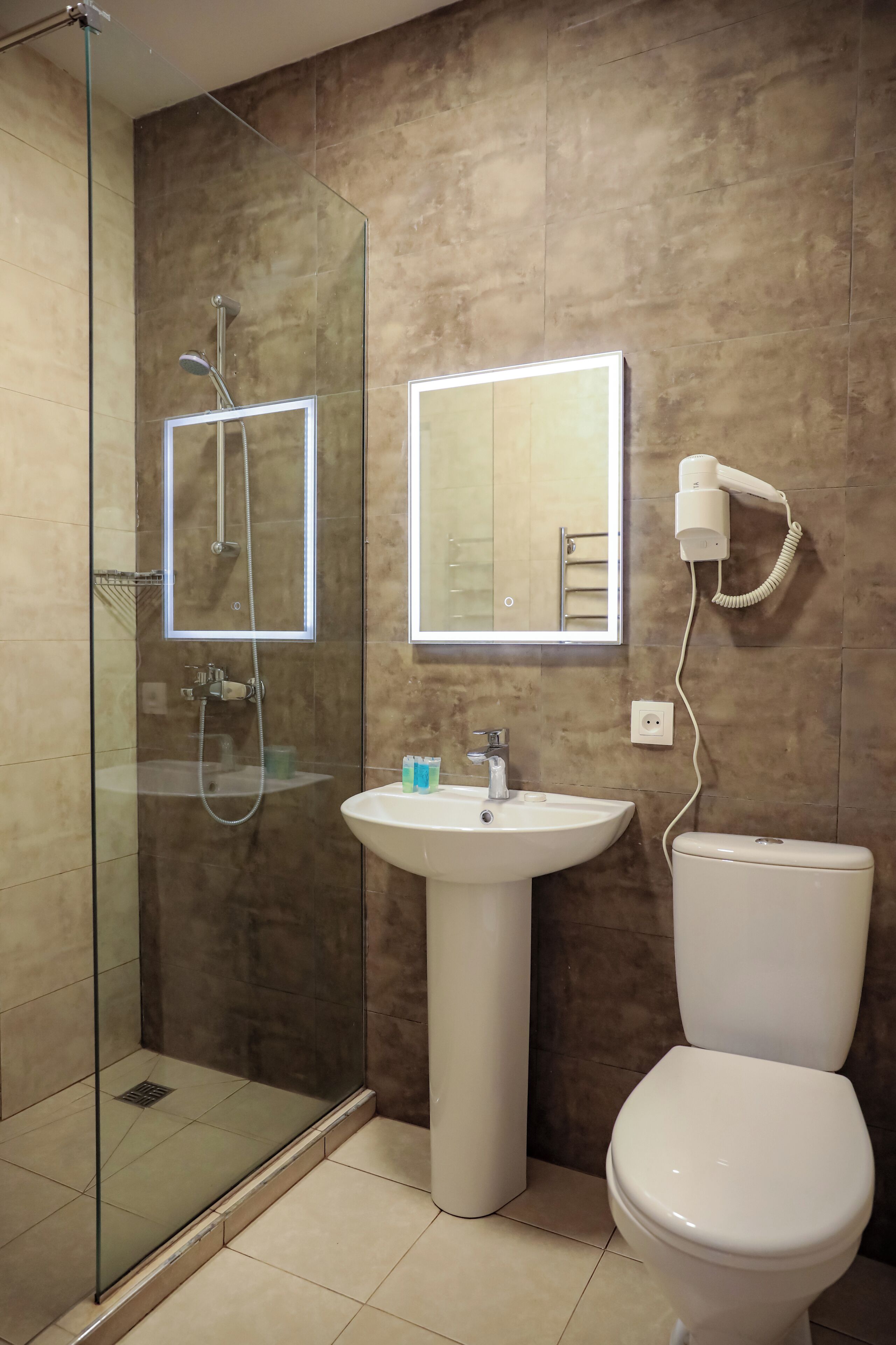 Dusche, kostenlose Toilettenartikel, Haartrockner, Hausschuhe