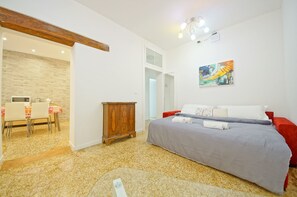 Apartment, 2 Schlafzimmer, Terrasse | Wohnbereich | Flachbildfernseher