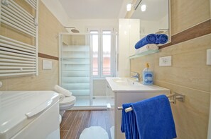 Apartment, 2 Bedrooms, Patio | Bathroom