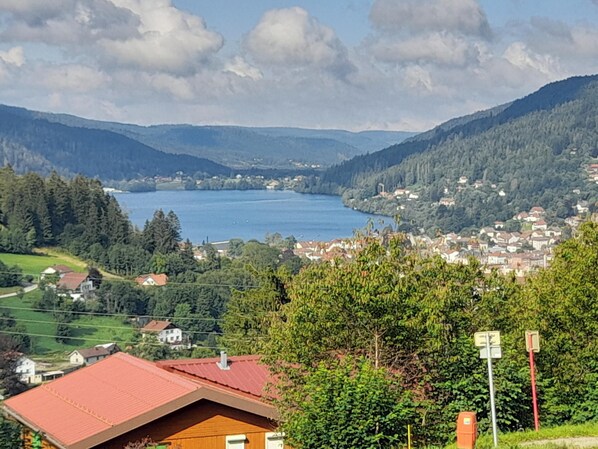 Een prachtig uitzicht op een meer, omringd door bergen en een klein stadje.