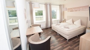 Standard Double Room | In-room safe, WiFi (free), bed sheets - Hotel Seebrise Grömitz (Groemitz)