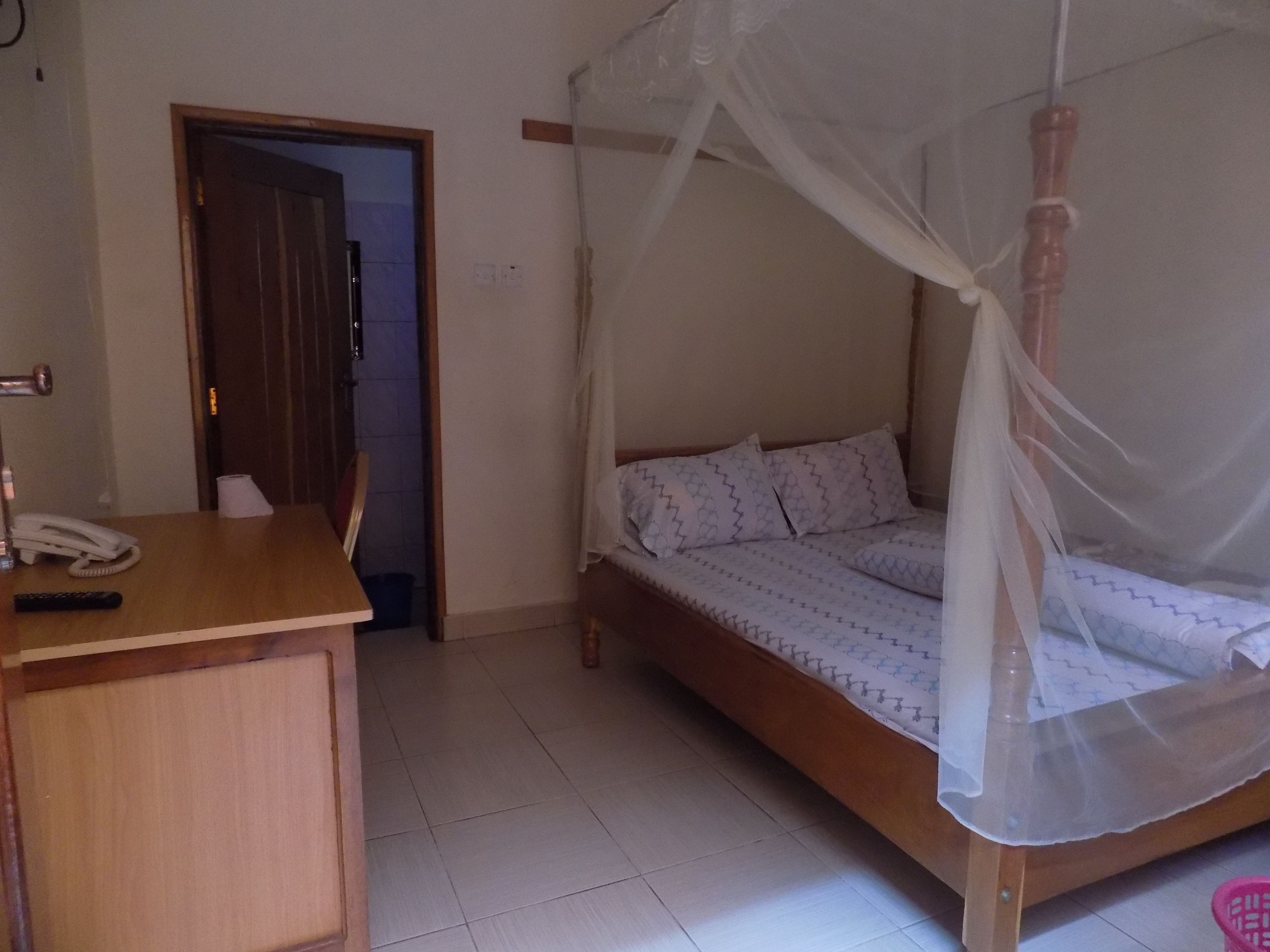 Habitación doble | Decoración personalizada, muebles diferentes y escritorio 