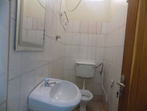 Regadera, amenidades de baño gratuitas, pantuflas, toallas 