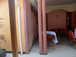 供应早餐、午餐和晚餐，本地与国际菜