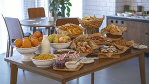 A breakfast buffet with various food items and beverages. - Park Hotel Tsinandali Estate (Telavi)