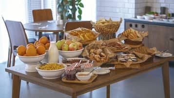Daily buffet breakfast (GEL 35 per person)