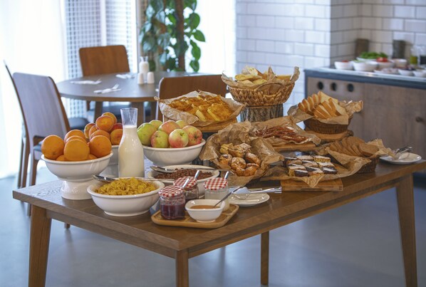 Dagelijks ontbijtbuffet (GEL 35 per persoon)