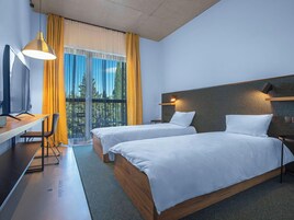 1 habitación, decoración personalizada y escritorio