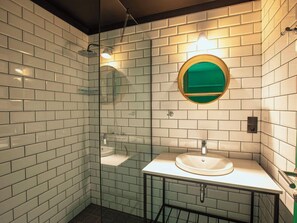 Shower, rainfall showerhead, free toiletries, hair dryer - Park Hotel Tsinandali Estate (Telavi)