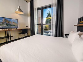 1 habitación, decoración personalizada y escritorio 