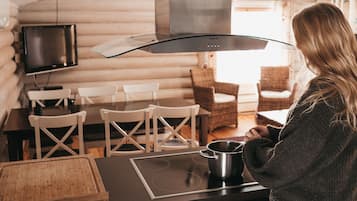 Cottage (Iso-Karhu) | Private kitchen | Oven, stovetop, dishwasher, cookware/dishes/utensils
