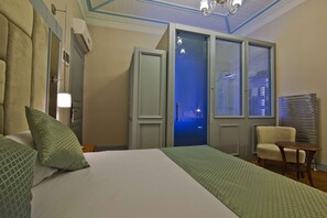 A hotel room with a bed, a chair, a small table, and a door leading to a balcony. - No 2 Hotel By Şükrü (Adalar)