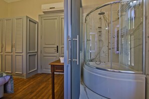 Deluxe Double Room, Jetted Tub, City View | Minibar, in-room safe, desk, soundproofing - No 2 Hotel By Şükrü (Adalar)