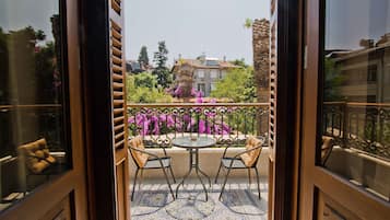Deluxe Double Room with Balcony | Frigobar, cofres nos quartos, escrivaninha, quartos à prova de som
