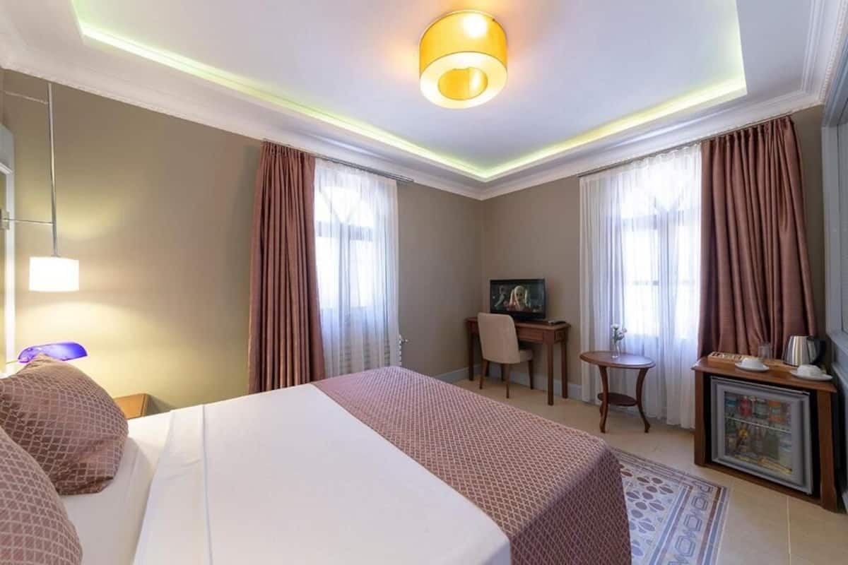 Standard Double Room | Minibar, in-room safe, desk, soundproofing