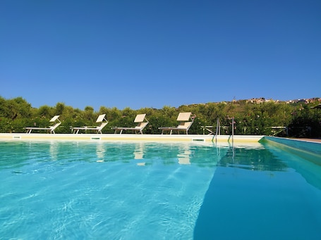Una piscina al aire libre de temporada. Agriturismo La Valle