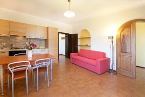 Apartment (Arundineto Borgo "Primo Piano") | Private kitchen | Full-size fridge, stovetop, dishwasher, coffee grinder - Agriturismo La Valle (Castagneto Carducci)