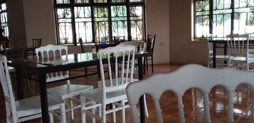 Se sirven desayunos, almuerzos, cenas y cocina local e internacional