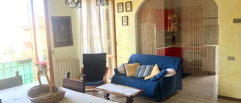 Appartement, 2 slaapkamers | Woonruimte | Een flatscreentelevisie