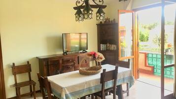 Apartemen, 2 kamar tidur | Makan di kamar