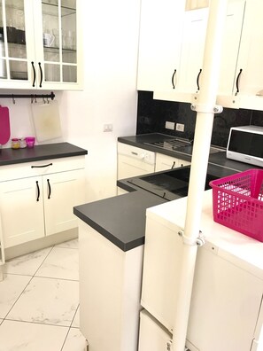 Apartment | Private kitchen | Fridge, microwave, oven, stovetop - Sarpi Apartment (Milan)