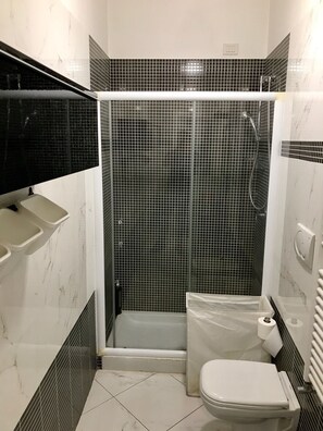 Apartment | Bathroom | Shower, rainfall showerhead, bidet, towels - Sarpi Apartment (Milan)