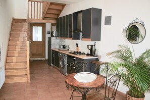 Réfrigérateur, micro-ondes, four, plaque de cuisson