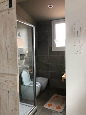Loft, 1 Bedroom | Bathroom | Shower, rainfall showerhead, bidet, towels